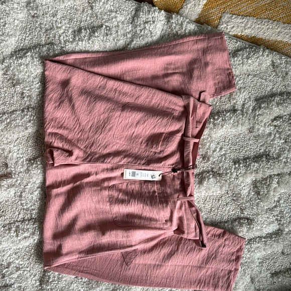 BCBG PANTS. SUPER LIGHTWEIGHT. Inseam 27.5 , 32 waist - Picture 2 of 5